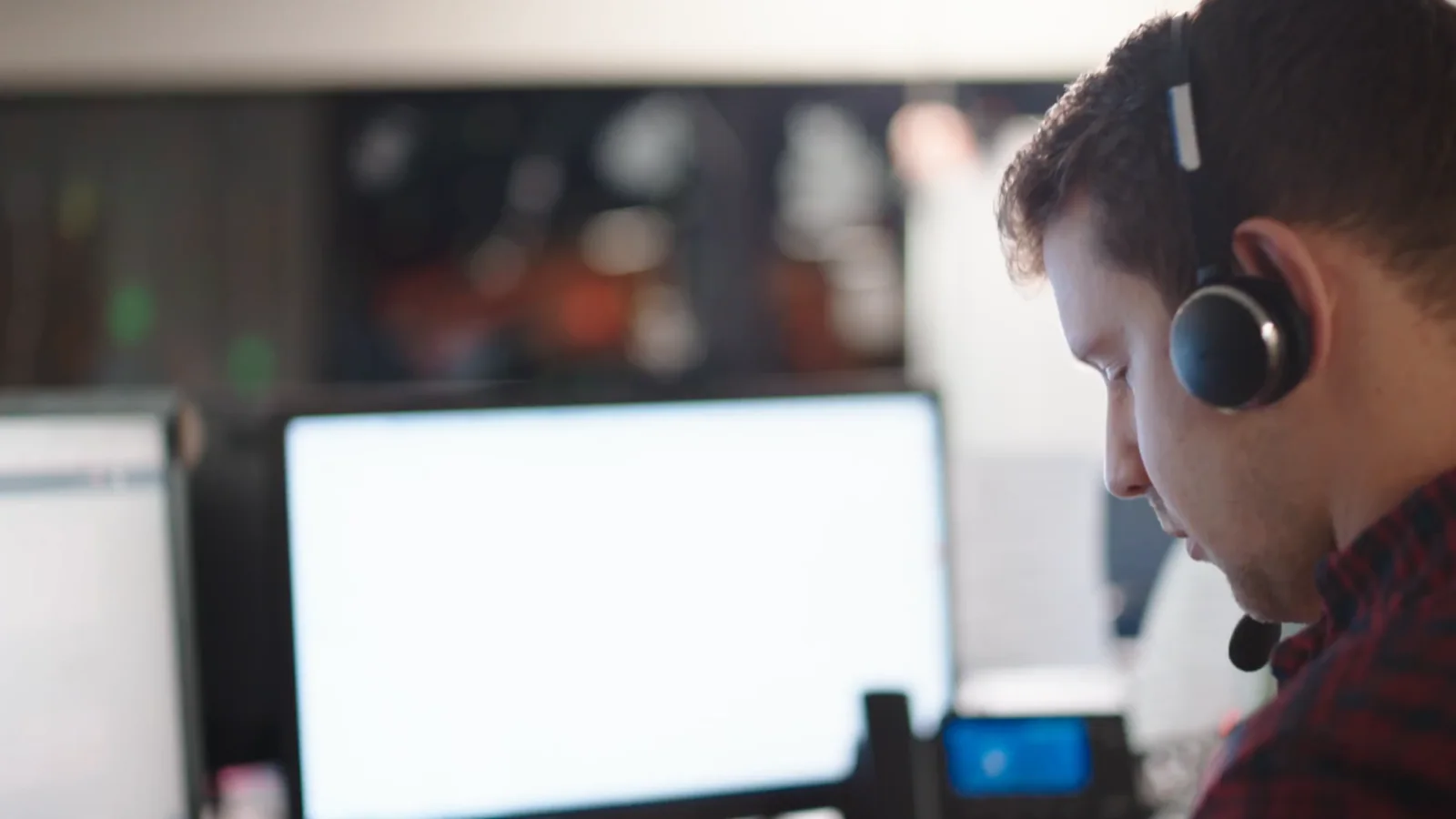 EZ Texting と HubSpot の顧客ストーリー約0:41のフレーム：席でヘッドセットを着けて働く社員