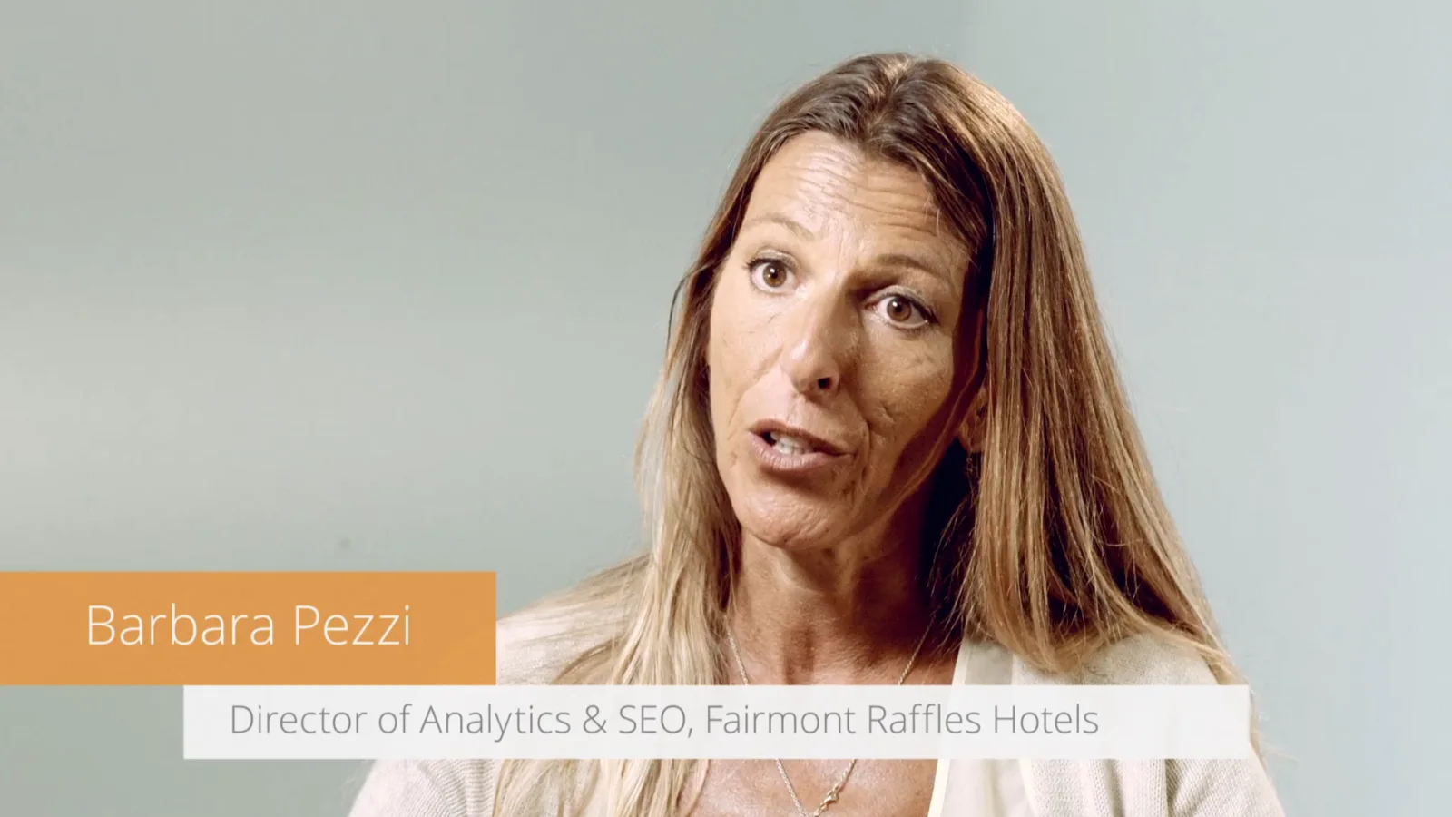 Google Analytics の Fairmont 事例約0:15のフレーム：Barbara Pezzi、Director of Analytics and SEO と表示された画面